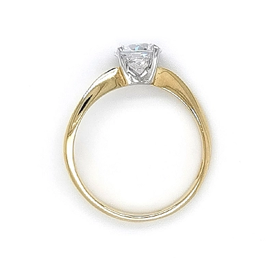 Nhẫn đính hôn bằng vàng với đá zircon