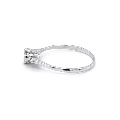 Nhẫn đính hôn bằng vàng trắng và zircon