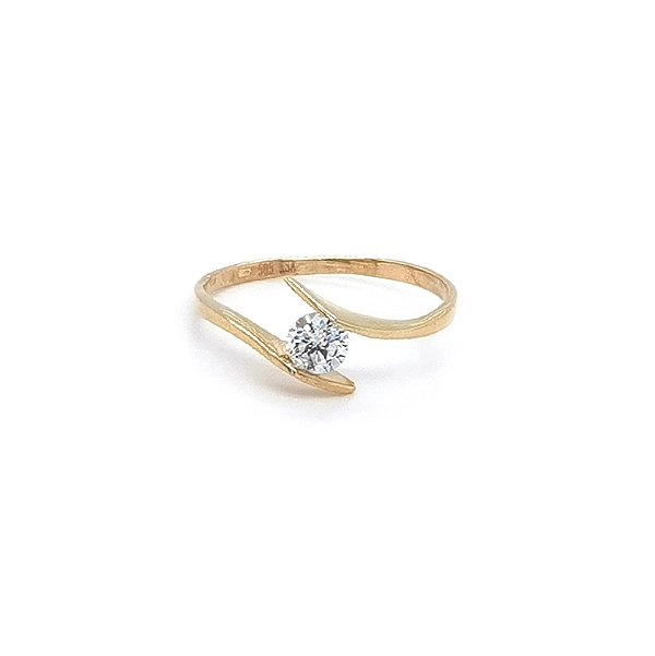 Nhẫn đính hôn bằng vàng với đá zircon
