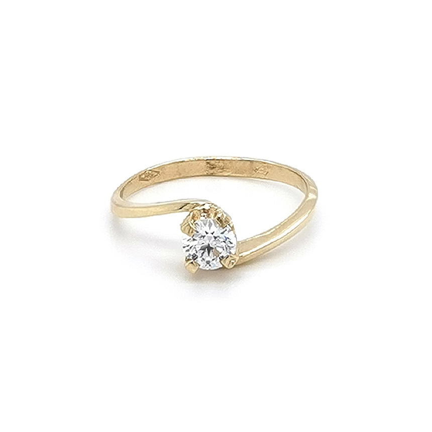 Nhẫn đính hôn bằng vàng với đá zircon