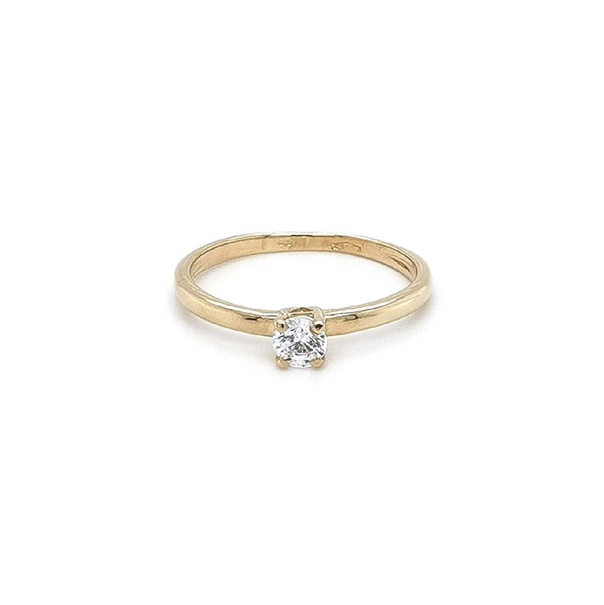Nhẫn đính hôn bằng vàng với đá zircon