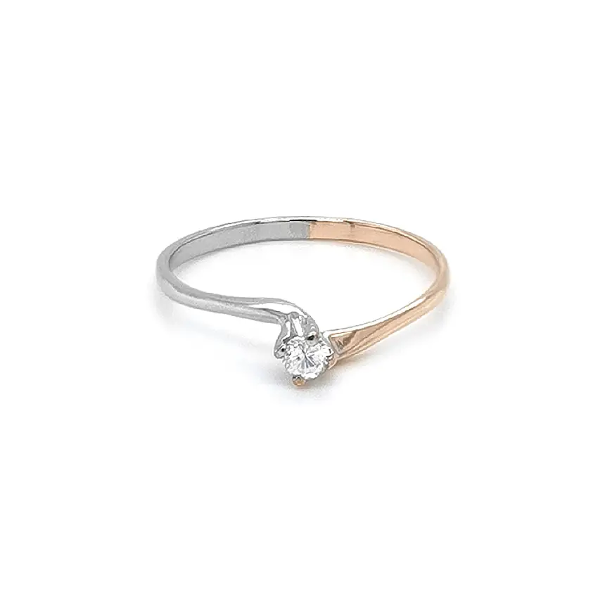 Nhẫn đính hôn với đá zircon làm từ vàng kết hợp