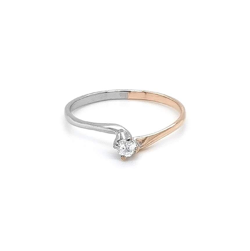 Nhẫn đính hôn với đá zircon làm từ vàng kết hợp