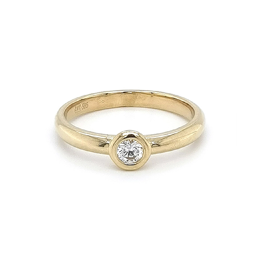 Nhẫn đính hôn bằng vàng với đá zircon