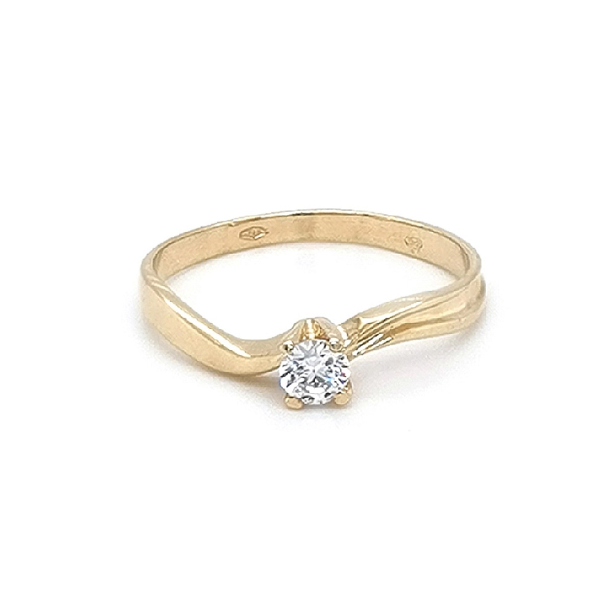 Nhẫn đính hôn bằng vàng với đá zircon