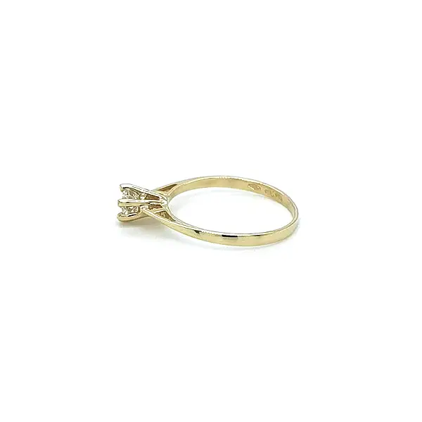 Nhẫn đính hôn bằng vàng với đá zircon