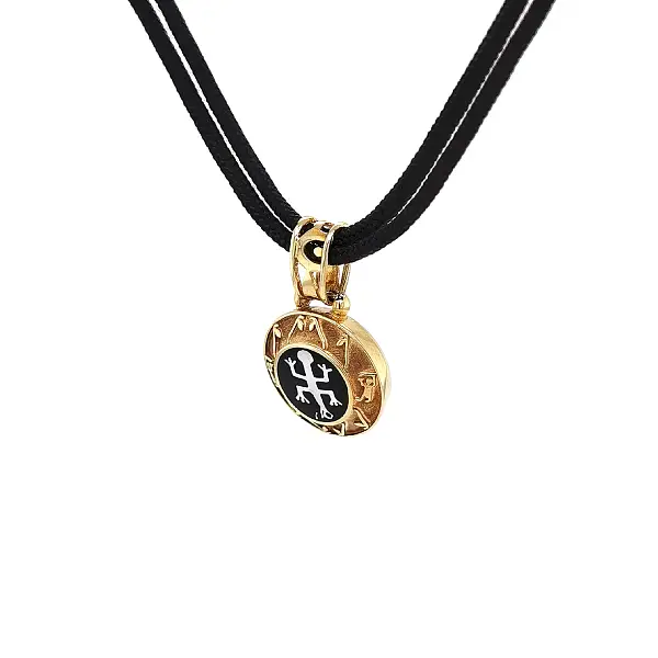 Dây chuyền vàng thanh lịch trên dây