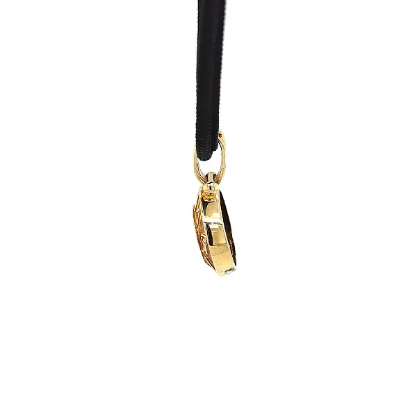 Dây chuyền vàng thanh lịch trên dây