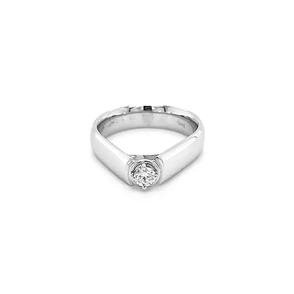 Nhẫn cầu hôn vàng gắn kim cương