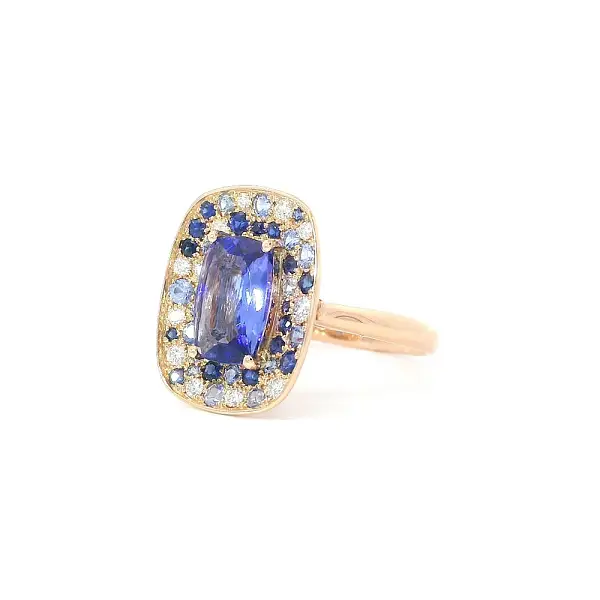 Sự hòa quyện sắc màu của tanzanit, sapphire và kim cương trong vàng hồng
