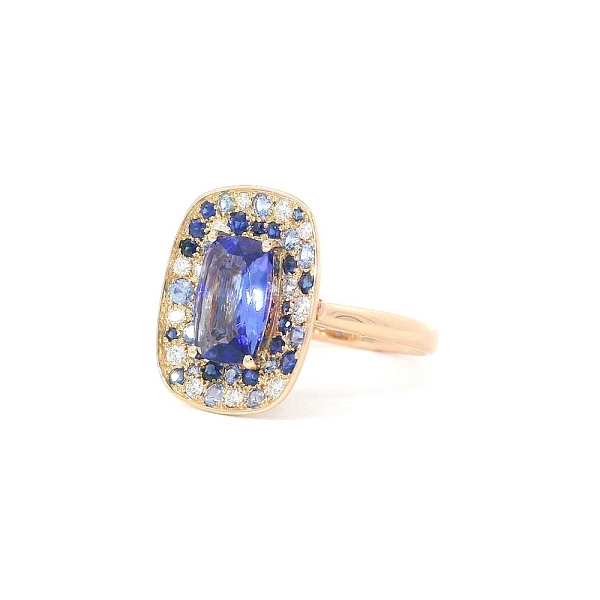 Sự hòa quyện sắc màu của tanzanit, sapphire và kim cương trong vàng hồng