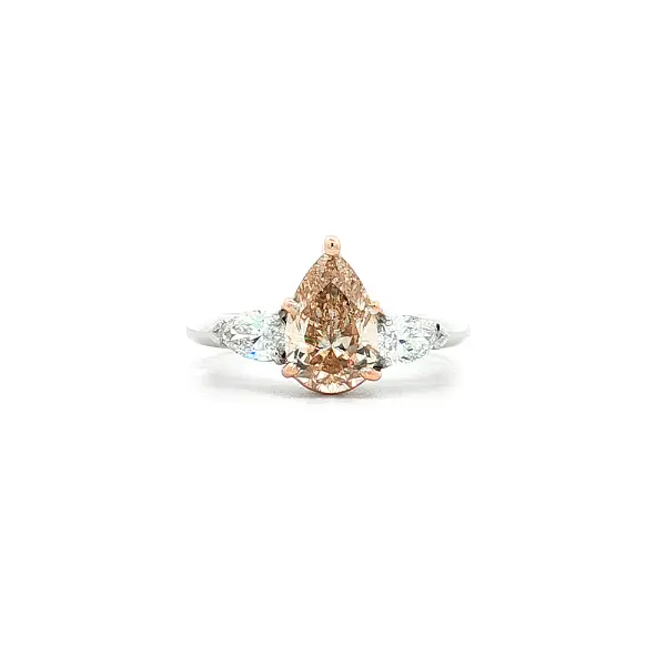 Nhẫn vàng 18K với kim cương vàng fancy và kim cương trắng