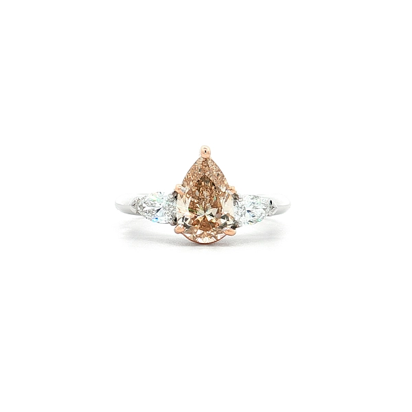 Nhẫn vàng 18K với kim cương vàng fancy và kim cương trắng