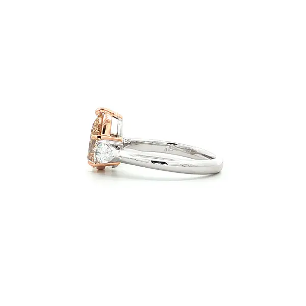 Nhẫn vàng 18K với kim cương vàng fancy và kim cương trắng