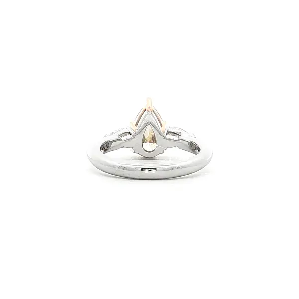 Nhẫn vàng 18K với kim cương vàng fancy và kim cương trắng