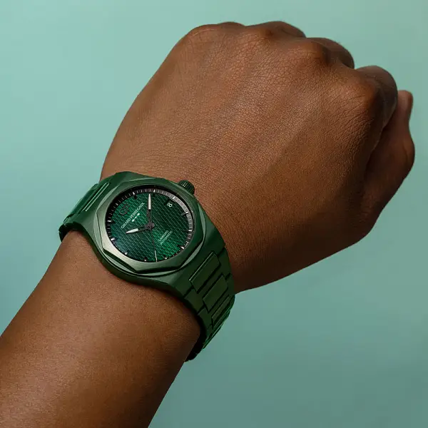 Girard-Perregaux Laureato 42mm Phiên bản Đặc biệt Aston Martin với vỏ gốm xanh 81010-32-3081-1CX