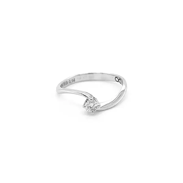 Nhẫn đính hôn bằng vàng có kim cương