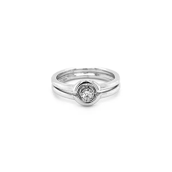 Nhẫn đính hôn bằng vàng có kim cương