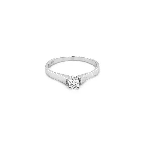 Nhẫn đính hôn bằng vàng có kim cương