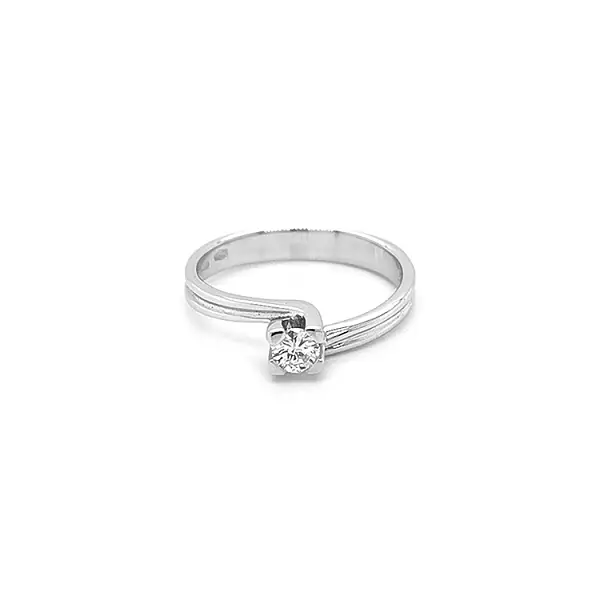 Nhẫn đính hôn bằng vàng có kim cương