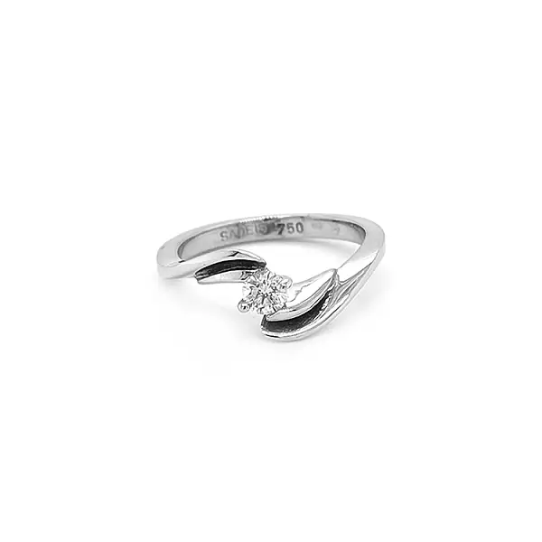 Nhẫn đính hôn bằng vàng có kim cương