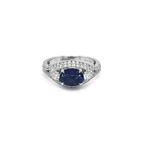 Nhẫn vàng đính sapphire và kim cương
