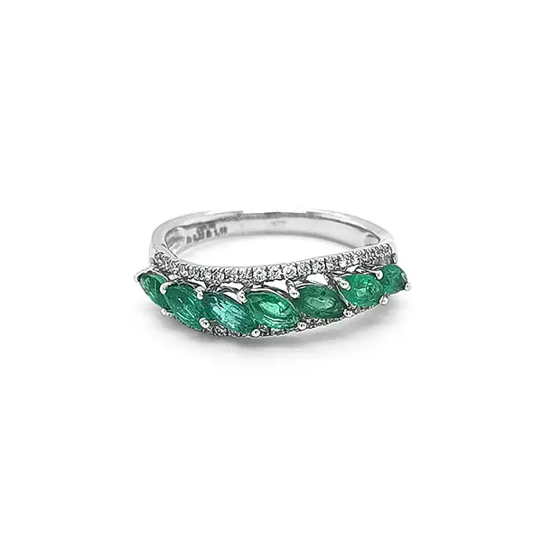 Nhẫn vàng đính ngọc lục bảo và kim cương