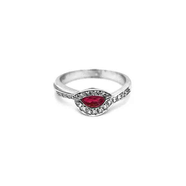 Nhẫn vàng đính ruby và kim cương