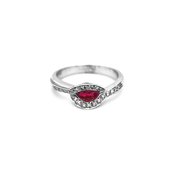 Nhẫn vàng đính ruby và kim cương
