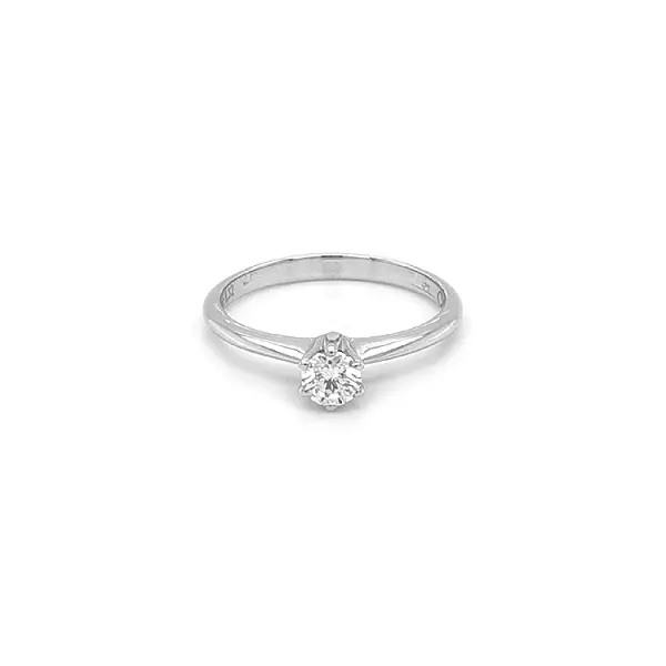 Nhẫn đính hôn bằng vàng có kim cương