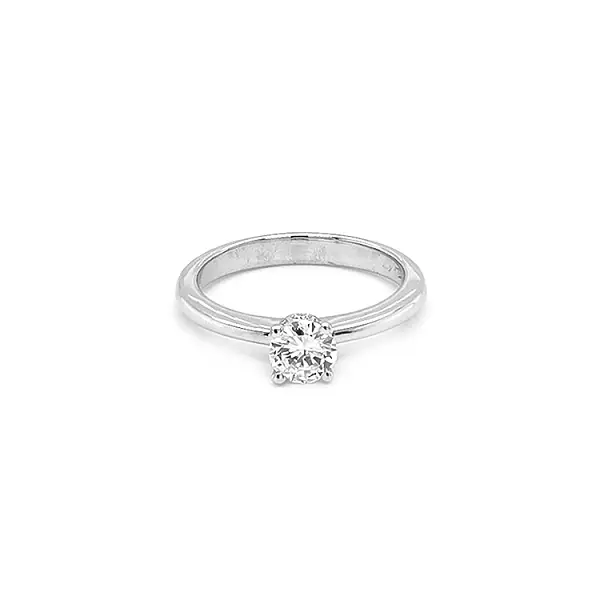 Nhẫn đính hôn bằng vàng có kim cương