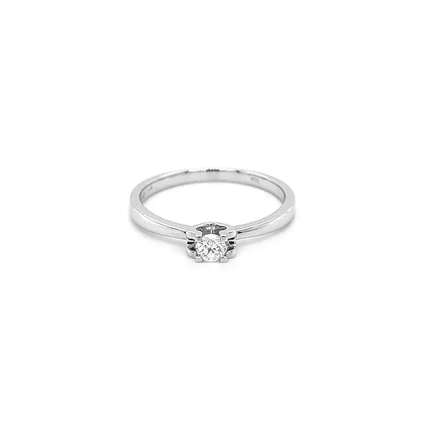 Nhẫn đính hôn bằng vàng có kim cương