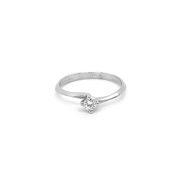 Nhẫn đính hôn bằng vàng có kim cương