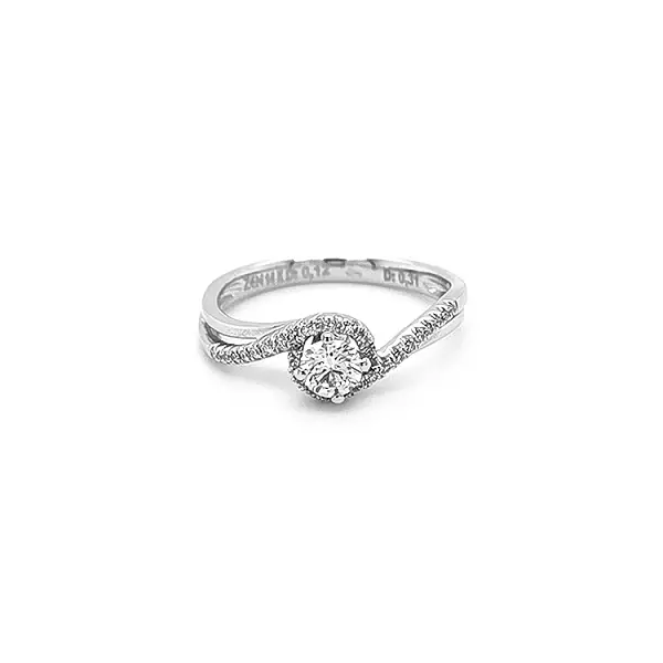 Nhẫn đính hôn bằng vàng có đính kim cương