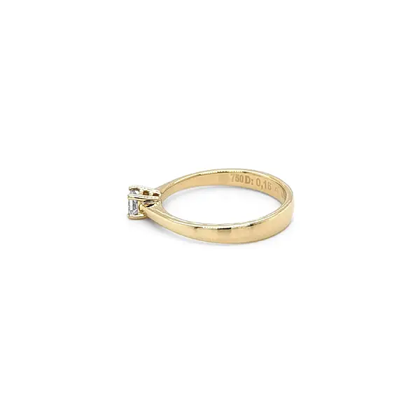 Nhẫn đính hôn bằng vàng có kim cương