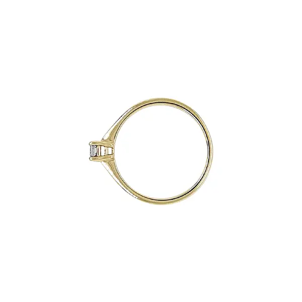 Nhẫn đính hôn bằng vàng có kim cương