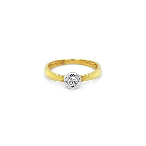 Nhẫn đính hôn bằng vàng có kim cương