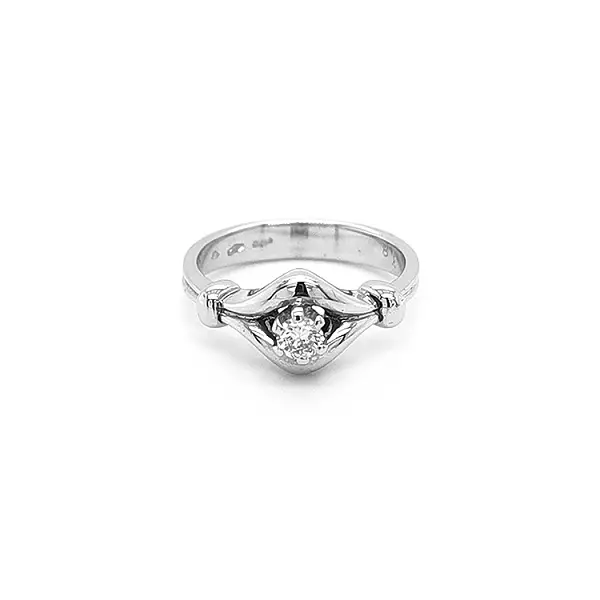 Nhẫn vàng đính kim cương