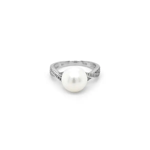 Nhẫn vàng đính ngọc trai và kim cương
