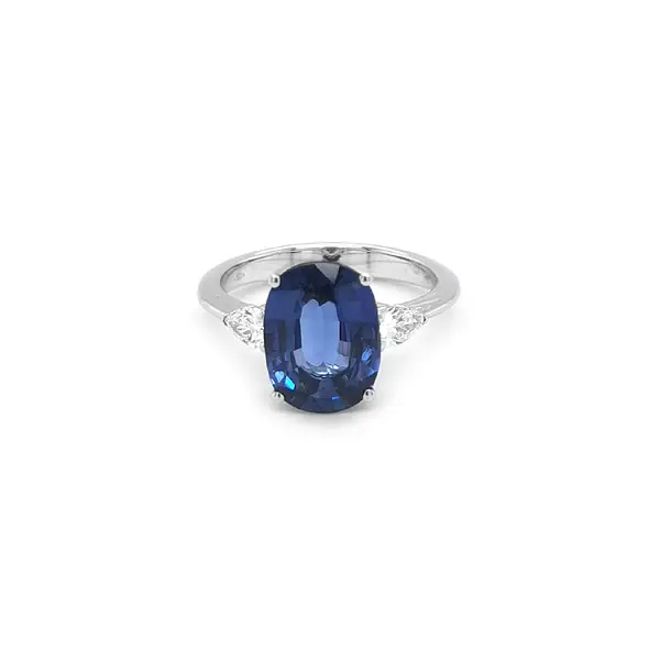 Nhẫn đính hôn bằng vàng với đá sapphire và kim cương