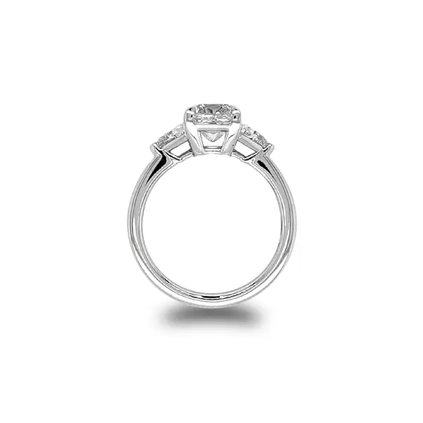 Nhẫn đính hôn bằng vàng có đính kim cương