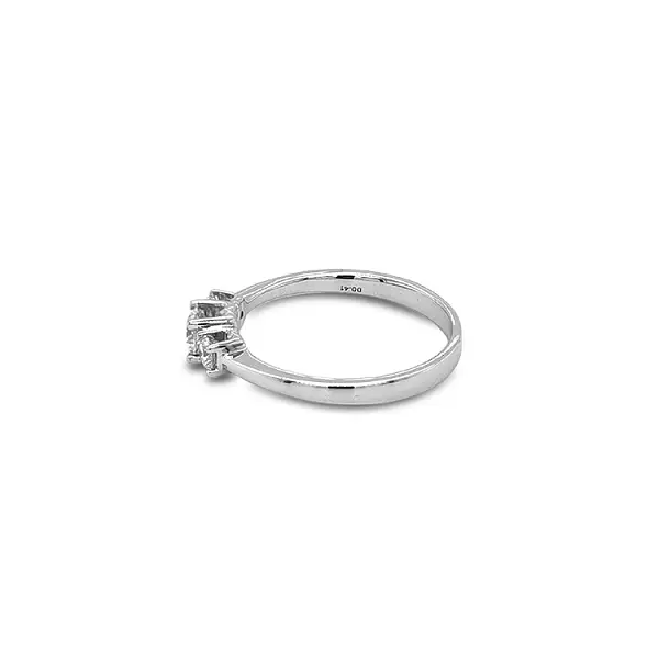 Nhẫn vàng đính kim cương