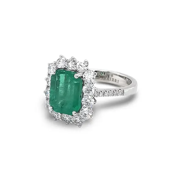 Nhẫn vàng đính ngọc lục bảo và kim cương