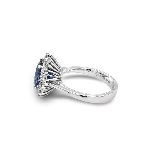 Nhẫn vàng đính sapphire và kim cương