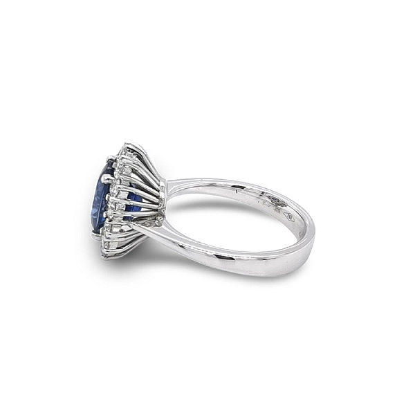 Nhẫn vàng đính sapphire và kim cương