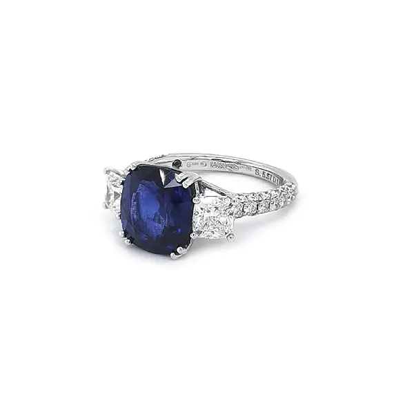 Nhẫn vàng đính sapphire và kim cương