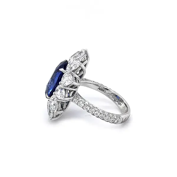 Nhẫn vàng đính sapphire và kim cương