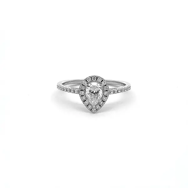 Nhẫn đính hôn bằng vàng có đính kim cương