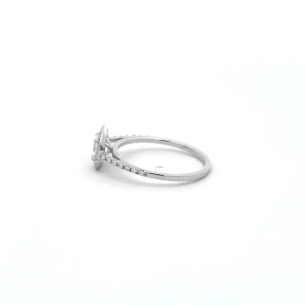 Nhẫn đính hôn bằng vàng có đính kim cương