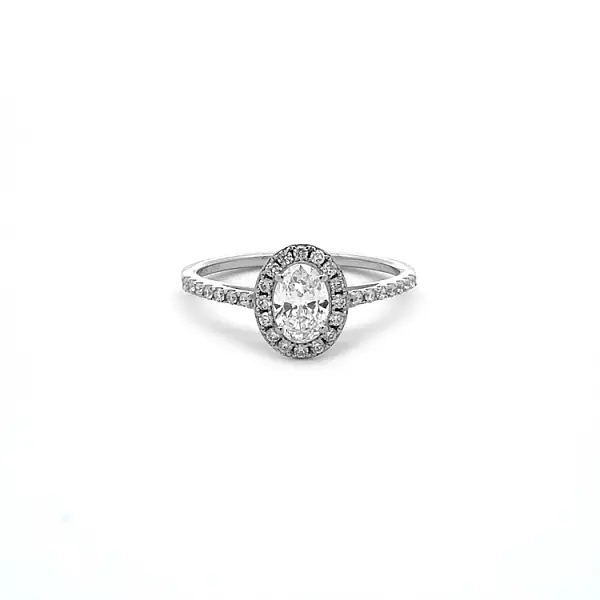 Nhẫn đính hôn bằng vàng có đính kim cương